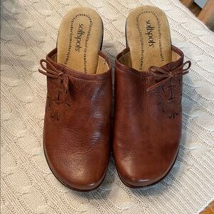 Softspots Women's Tan Leather Mules/clogs 10WW bow/embroidery detail